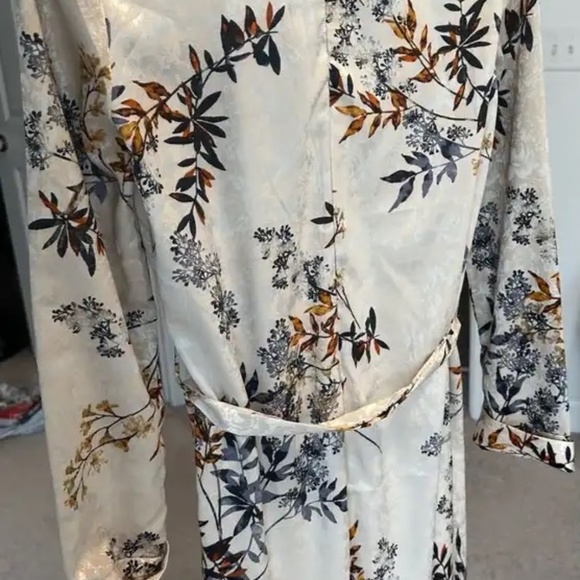 Brand New Kimono-style robe - Picture 3 of 3